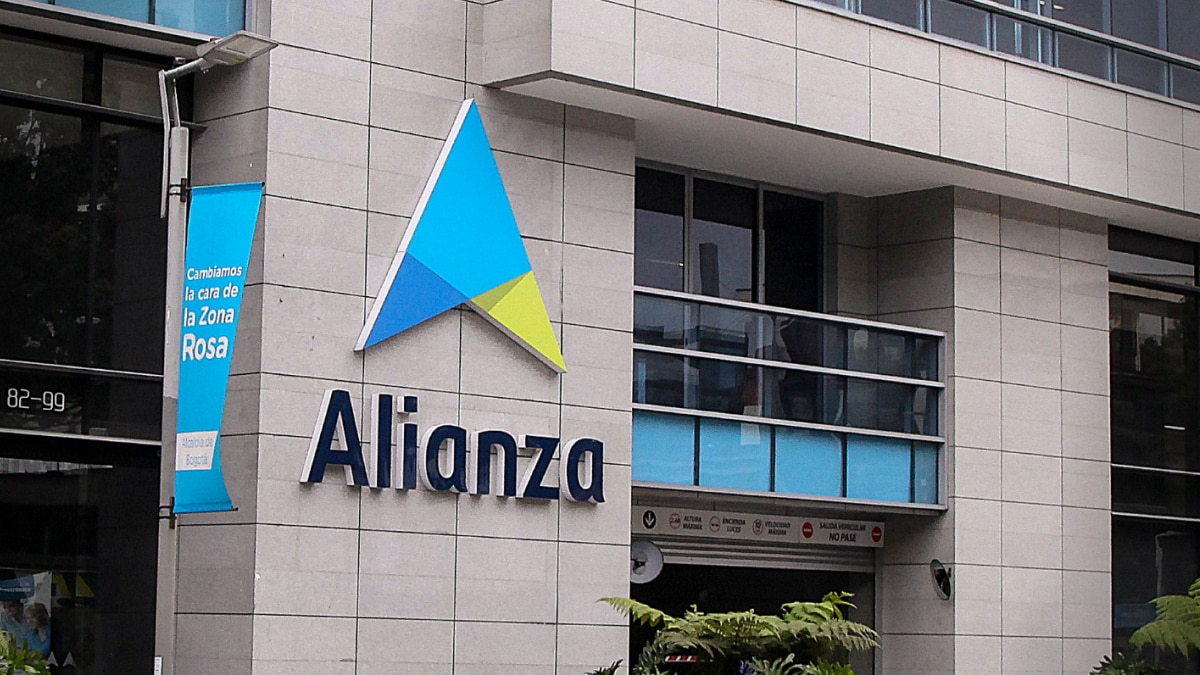Alianza office building exterior with blue and green logo, Alianza signage, and “Zona Rosa” banner.
