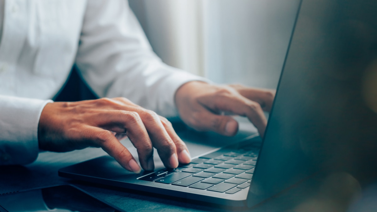 Man working in a laptop