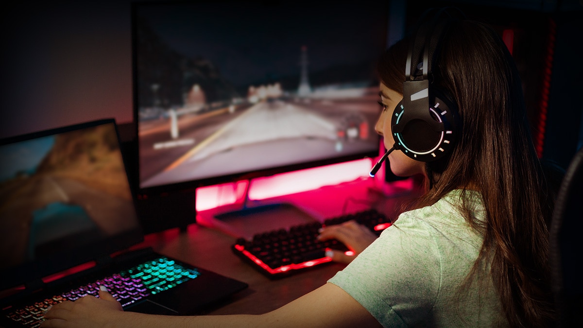 woman gamer woman gamer