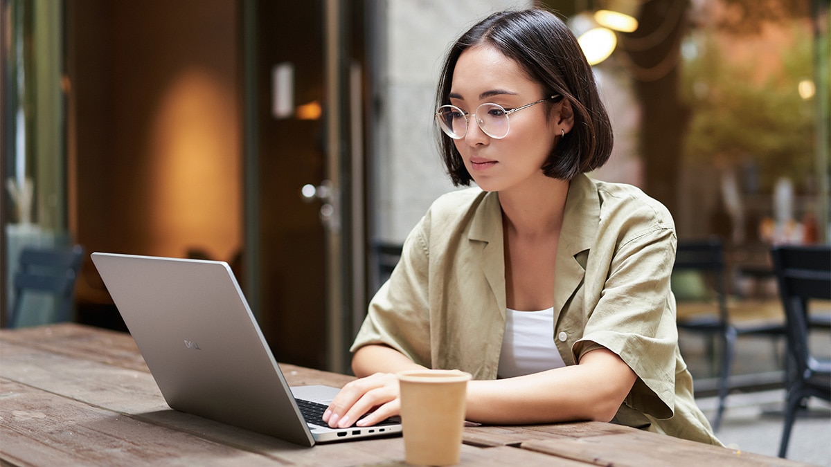 Woman working in a laptop